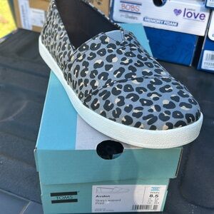 TOMS Women's Gray Leopard Flats